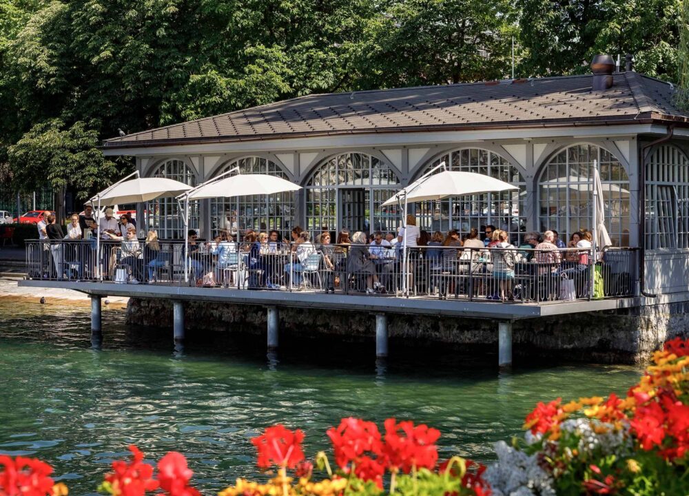 LUZ Seebistro Luzern See-Terrasse mit Blumen im Sommer