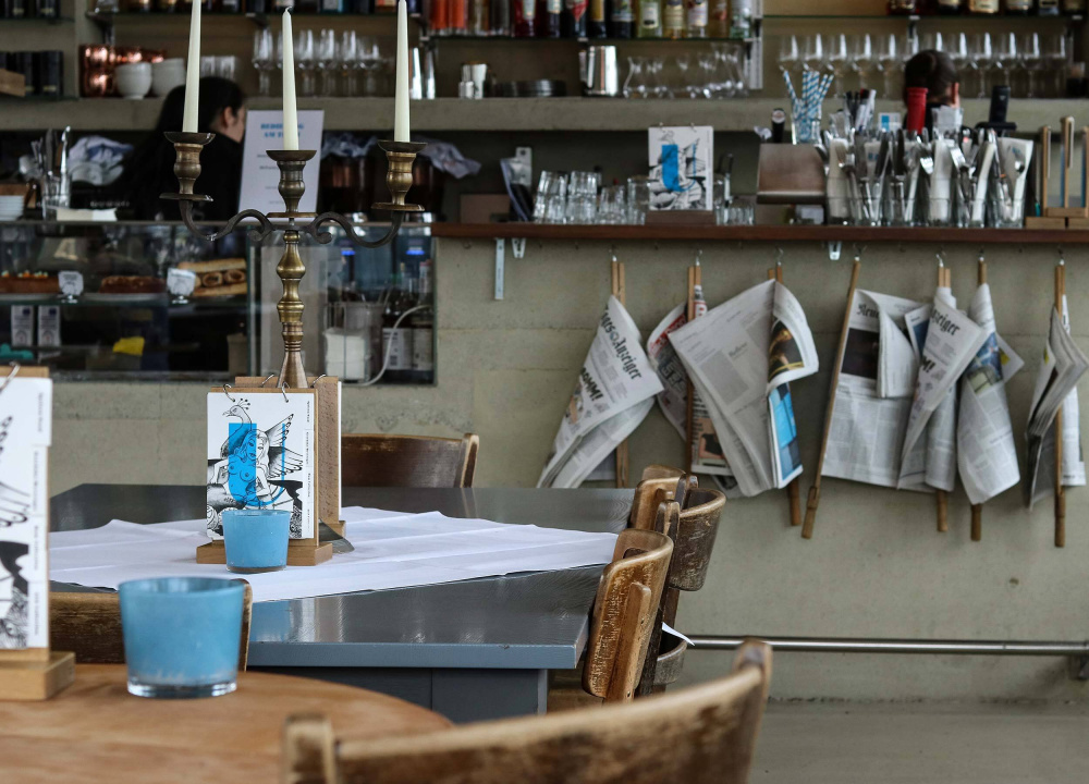 LUZ Seebistro Luzern Innenansicht Tische und Bar