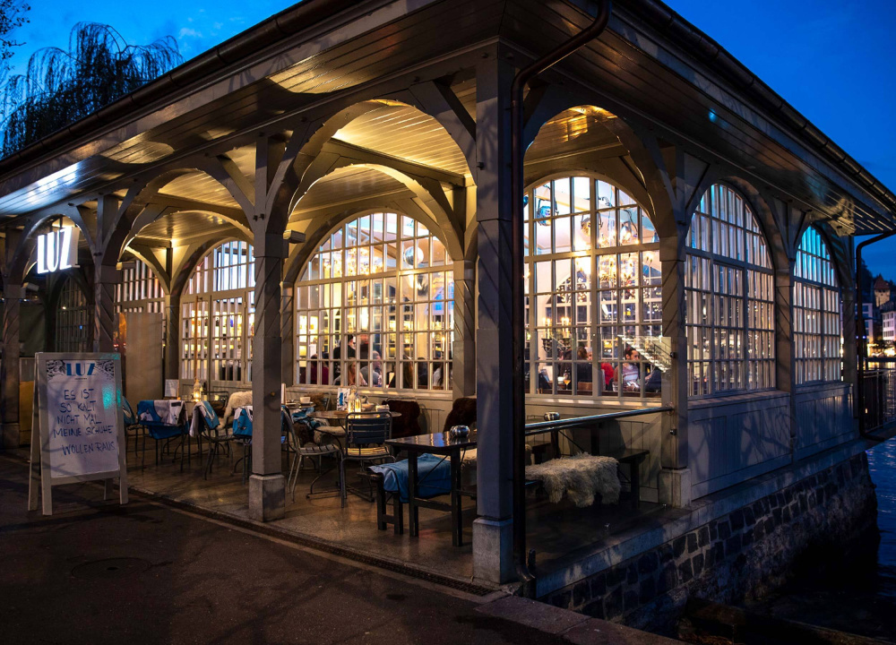 LUZ Seebistro Luzern vordere Terrasse am Abend