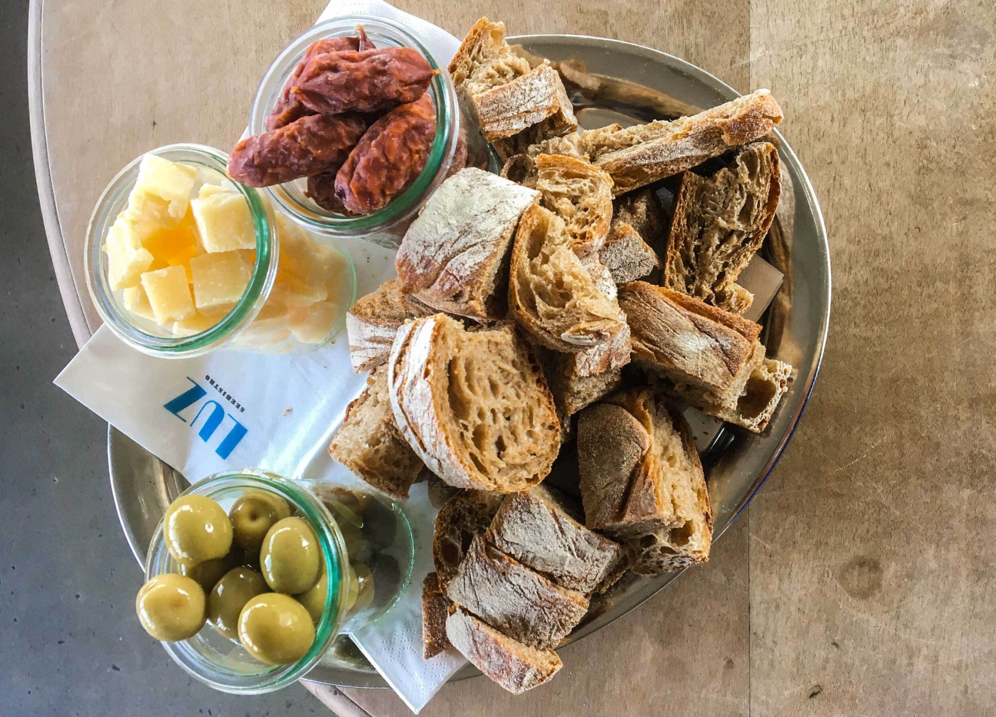 LUZ Seebistro Weck Trio Salametti Sbrinz Käse und Oliven mit Brot