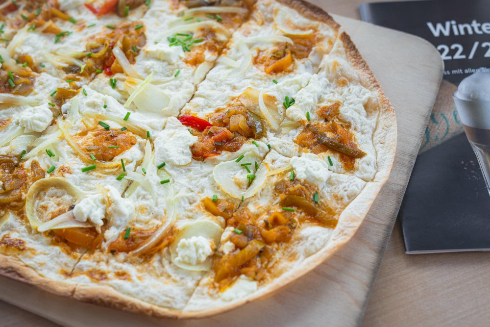 LUZ Seebistro Flammkuchen mit Peperonata und Geisskäse
