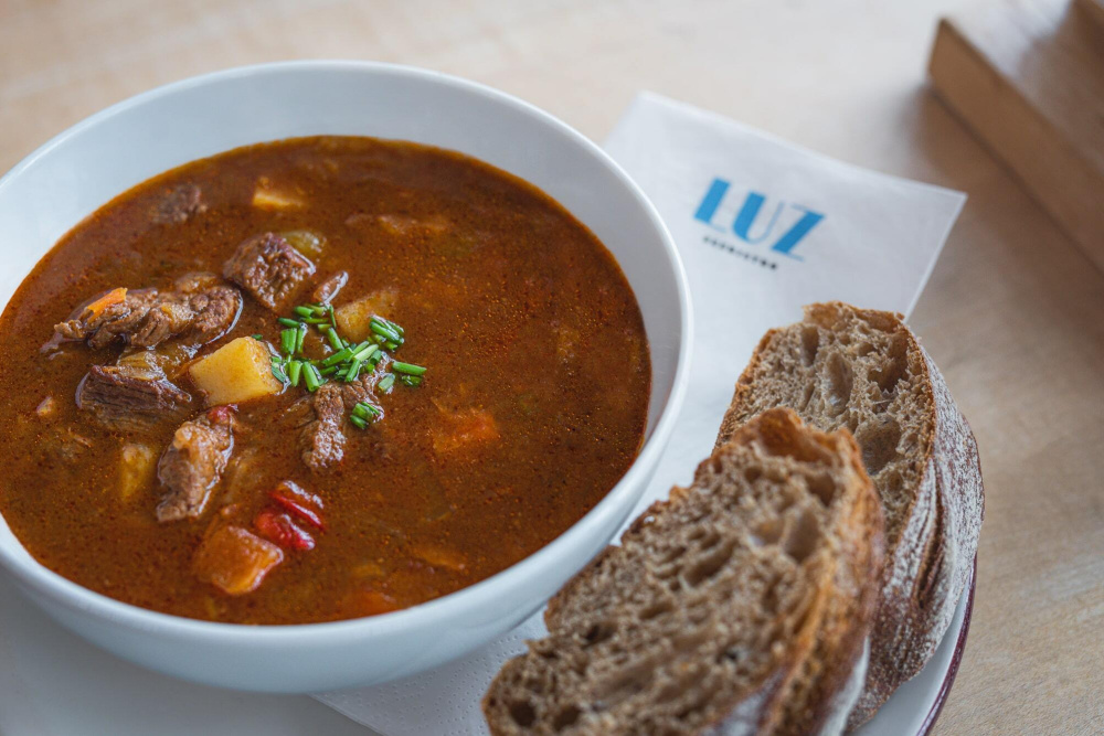 LUZ Seebistro Gulaschsuppe
