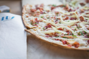 LUZ Seebistro Flammkuchen klassisch mit Zwiebeln und Speck
